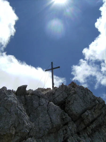 Σταυρός Κορυφής Του Βουνού Alpspitze Στο Garmisch Partenkirchen Βαυαρία Γερμανία — Φωτογραφία Αρχείου