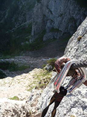 Via ferrata ile yüksek dağ gölü Seebensee, Zugspitze dağı, Tyrol, Avusturya