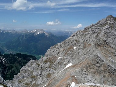Via ferrata ile yüksek dağ gölü Seebensee, Zugspitze dağı, Tyrol, Avusturya