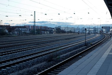 Boş metro istasyonu