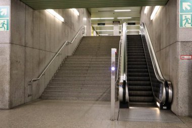 Metro istasyonunda boş merdiven ve yürüyen merdiven.