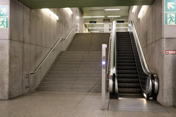 Escada Vazia Escada Rolante Uma Estação Metrô — Fotografia de Stock