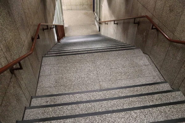 地铁站空荡荡的楼梯 — 图库照片