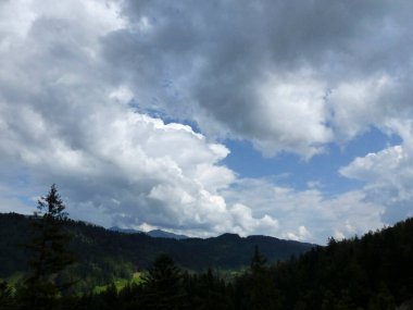 Bahar zamanı Almanya 'nın Bavyera kentindeki Meilerhuette barakasına dağ yürüyüşü turu