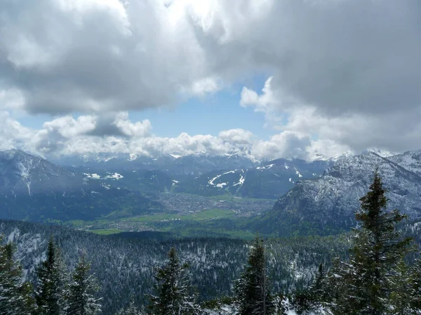 ドイツ バイエルン州オセンシッツ山への冬の登山 — ストック写真