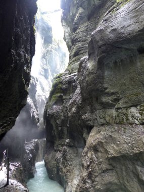 Sonbaharda Bavyera, Almanya 'da Canyon Partnachklamm