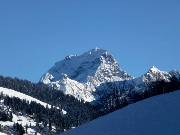 前往奥地利Raggal的Hoher Frassen山的冬季徒步旅行 — 图库照片