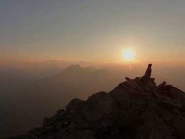 Zugspitze Dağı, Bavyera, Almanya 'da yaz mevsiminde günbatımı dağ panorması