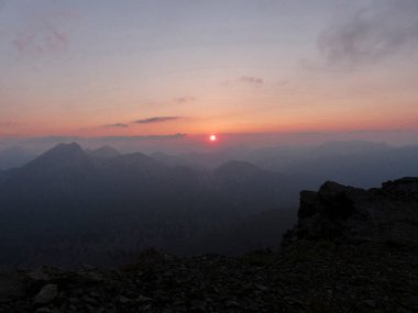 Zugspitze Dağı, Bavyera, Almanya 'da yaz mevsiminde günbatımı dağ panorması