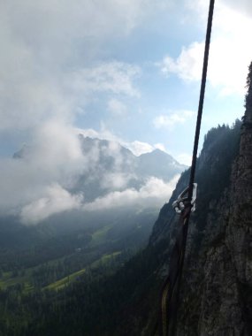Yaz mevsiminde Seebenklettersteig 'de Ferrata, Tyrol, Avusturya üzerinden tırmanan