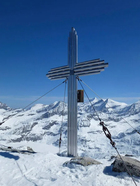 Gipfelkreuz Stubacher Sonnblick Alpine Skitour Tirol Österreich Stockfoto