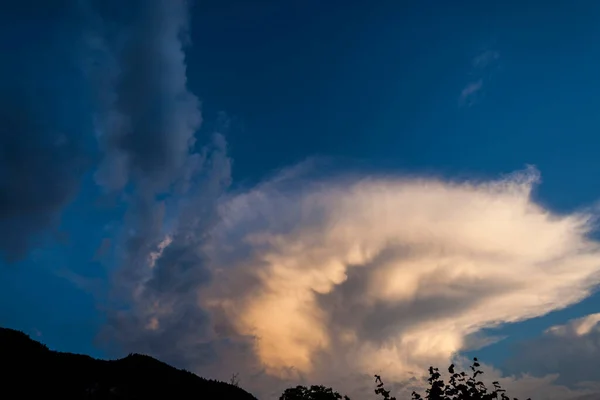Драматическое Небо Облаками Закате Летом — стоковое фото