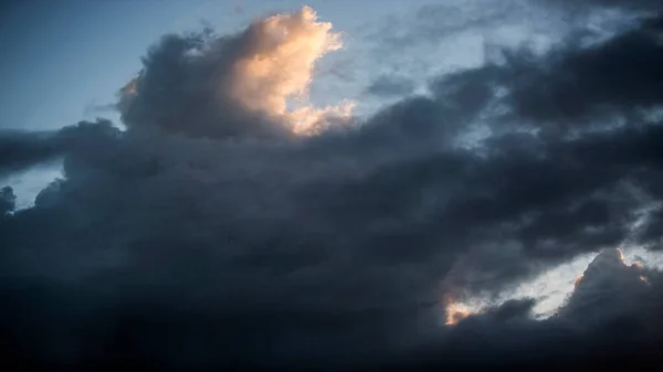 Dramatické Nebe Mraky Při Západu Slunce Letní Čas — Stock fotografie