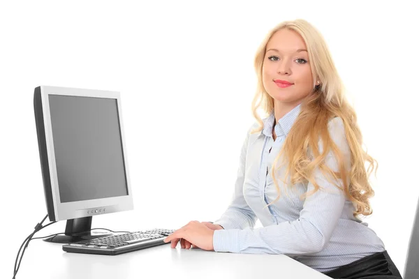 Joven linda chica detrás de un escritorio con una computadora y un monitor —  Fotos de Stock