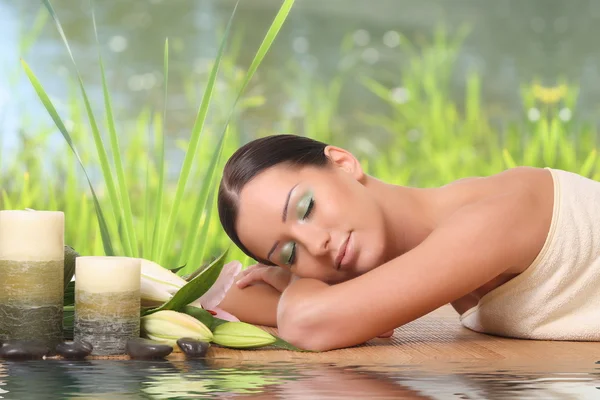 Beautiful woman relaxing at spa — Stock Photo, Image