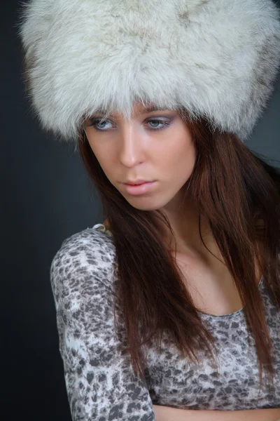 Güzel genç manken kış kürk şapka portresi — Stok fotoğraf