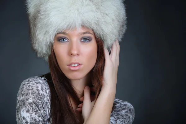 Retrato de um belo modelo jovem em chapéu de pele de inverno — Fotografia de Stock
