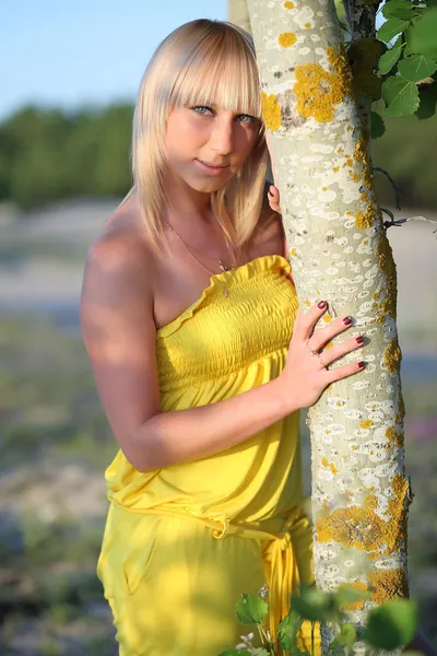 Krásná blondýna v blízkosti stromu — Stock fotografie