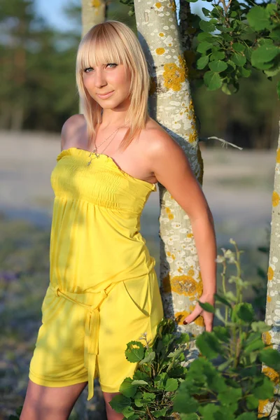 美丽的金发女郎，一棵树旁 — 图库照片