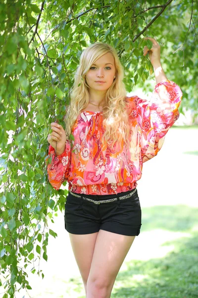 Portret cute girl w liści brzozy — Zdjęcie stockowe