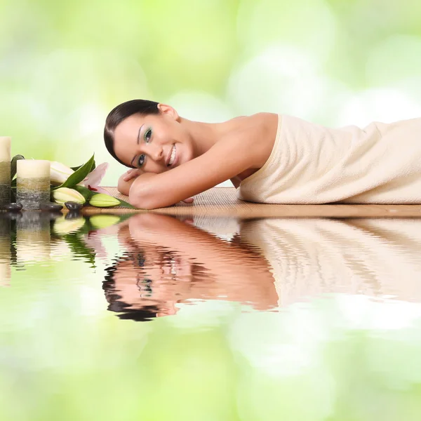 Lächelnde Frau in einem Wellnessbereich — Stockfoto