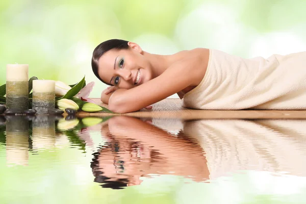 Donna sorridente in una spa — Foto Stock