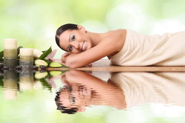 Femme souriante dans un spa — Photo