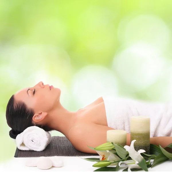 Hermosa mujer joven en un spa — Foto de Stock