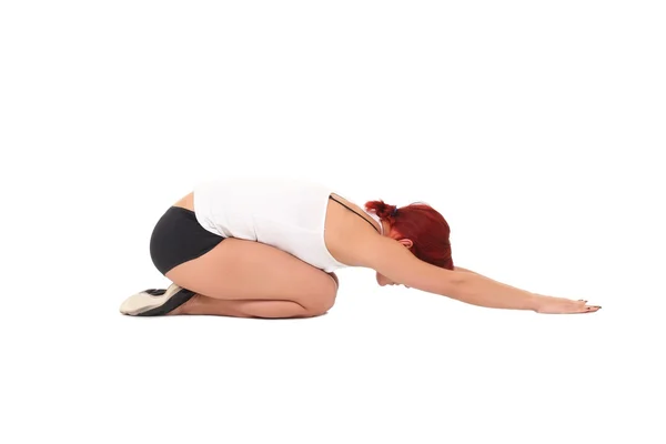 Mujer joven entrenando yoga —  Fotos de Stock