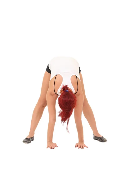 Junge Frau trainiert Yoga — Stockfoto