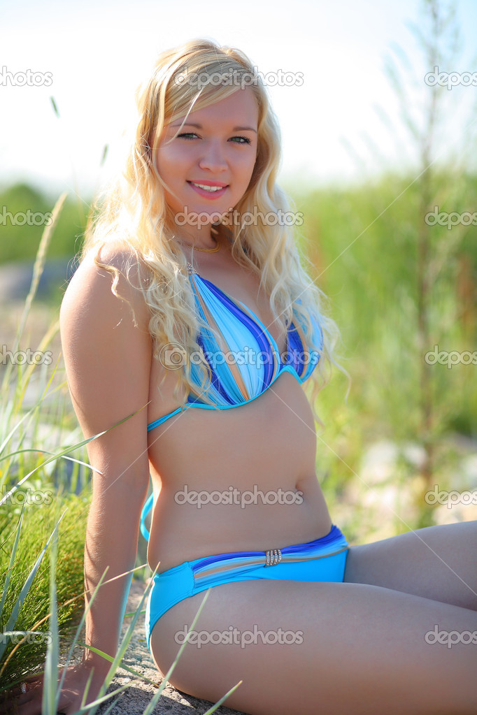 otkritie-seks-blondinka-v-kupalnike-foto-trahal-tashilsya