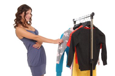 genç kadın kıyafetleri almaya çalışıyor