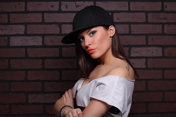 Retrato de una hermosa chica en una gorra de béisbol —  Fotos de Stock