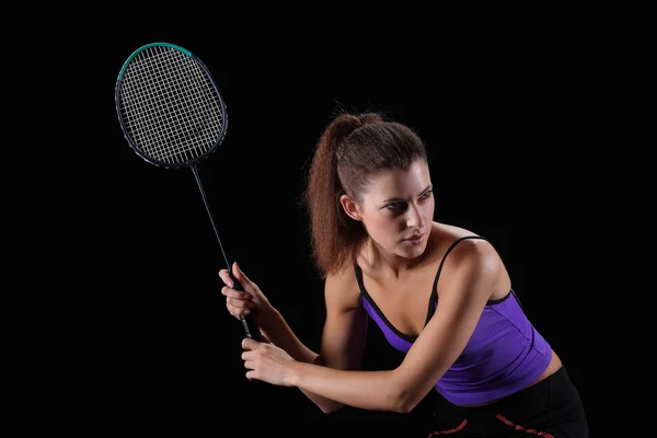 Femeie cu rachetă de badminton izolată pe negru — Fotografie, imagine de stoc