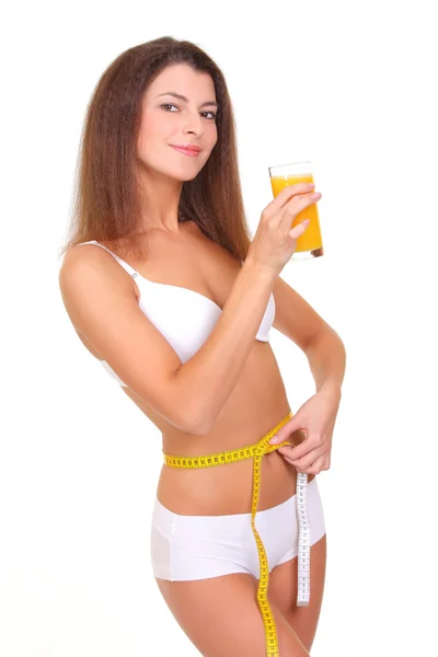 Krásná sportovní žena s opatřením a sklenice pomerančové šťávy — Stock fotografie