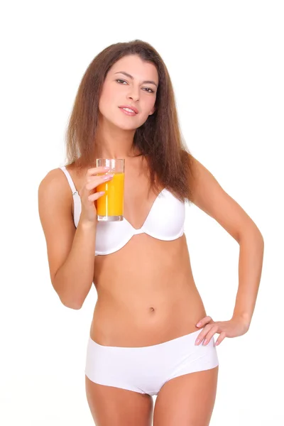 Schöne sportliche Mädchen mit einem Glas Orangensaft — Stockfoto