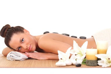 taşlar sırtında bir spa ile güzel bir rahatlatıcı kadın