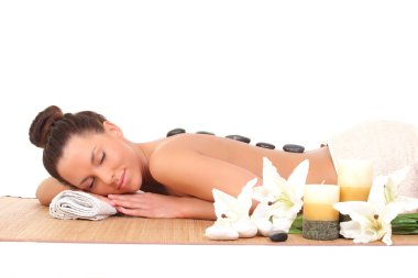 taşlar sırtında bir spa ile güzel bir rahatlatıcı kadın