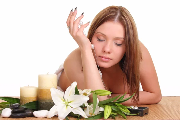 Hermosa mujer joven en un spa.Isolated en blanco — Foto de Stock