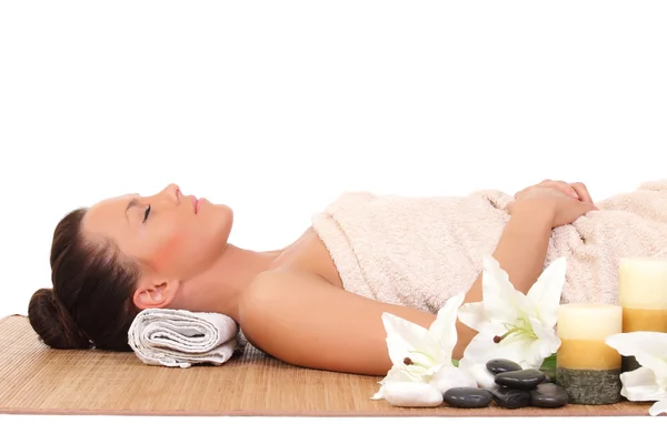 Hermosa mujer joven en un spa — Foto de Stock