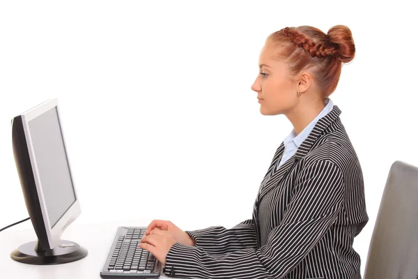 Junge Geschäftsfrau nutzt Computer am Arbeitsplatz — Stockfoto