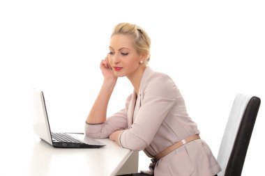 Danışma laptop arkasındaki kadın