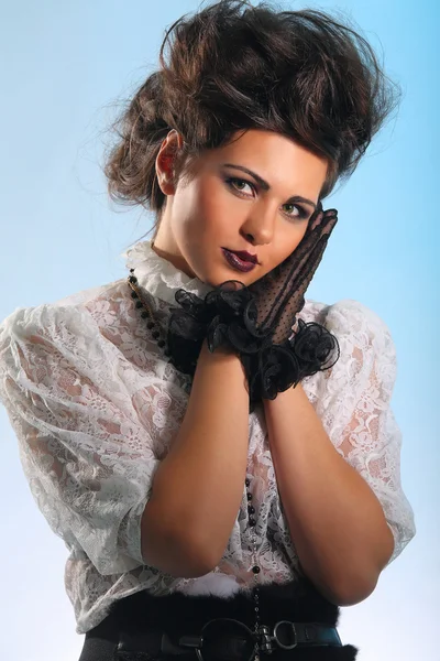 Portrait d'une fille avec des cheveux dans une chemise blanche — Photo