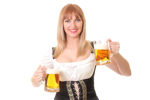 Улыбающаяся официантка с двумя кружками пива — стоковое фото