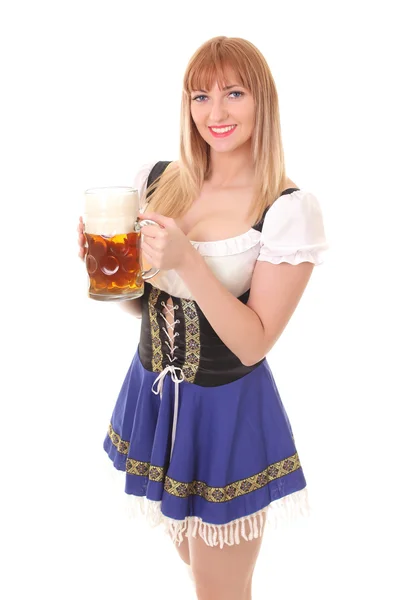 Hübsche Kellnerin mit Bier — Stockfoto