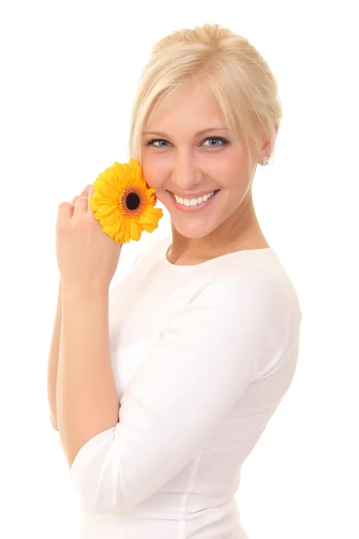 Porträt einer lustigen schönen Frau mit einer Blume — Stockfoto