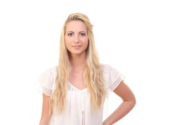 beyaz zemin üzerinde oldukça tatlı bir sarışın