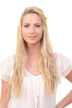 beyaz zemin üzerinde oldukça tatlı bir sarışın