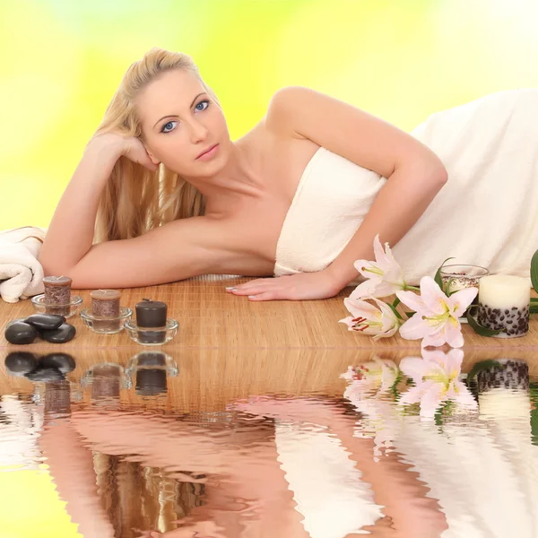 Foto de mujer hermosa en el salón de spa — Foto de Stock