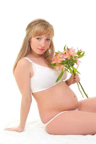 Belle femme enceinte isolée sur un fond blanc — Photo